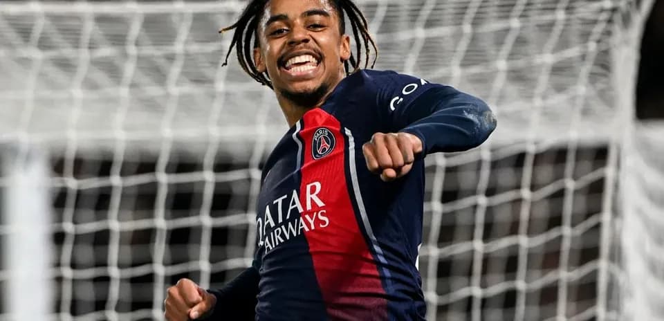 Joueur célébrant un but avec le maillot du PSG