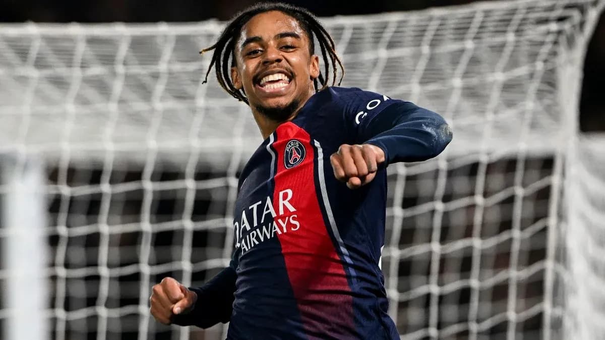 Joueur célébrant un but avec le maillot du PSG