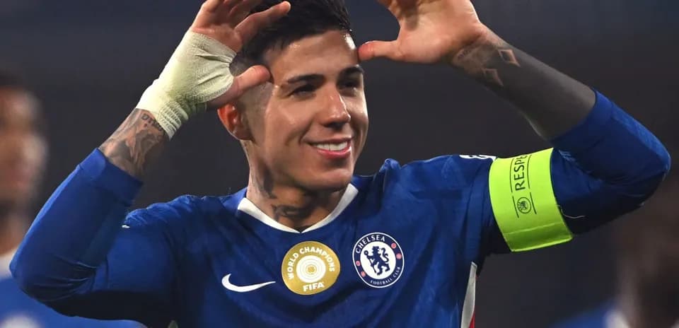 Joueur de Chelsea célébrant avec un geste de victoire