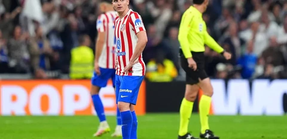 Joueur d'Atletico Madrid sur le terrain après une action