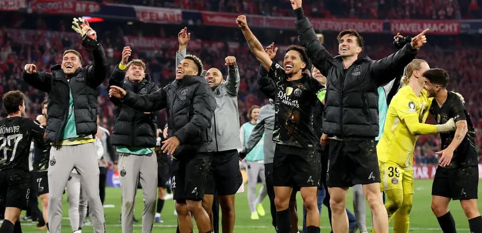 Joueurs de PSG célébrant une victoire sur le terrain