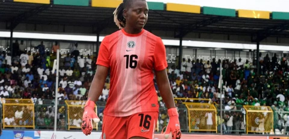 Gardienne de but marchant sur le terrain pendant le match