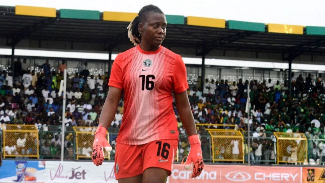 Gardienne de but marchant sur le terrain pendant le match
