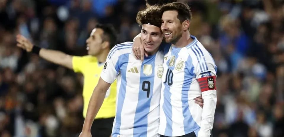 Joueurs argentins célébrant un but ensemble