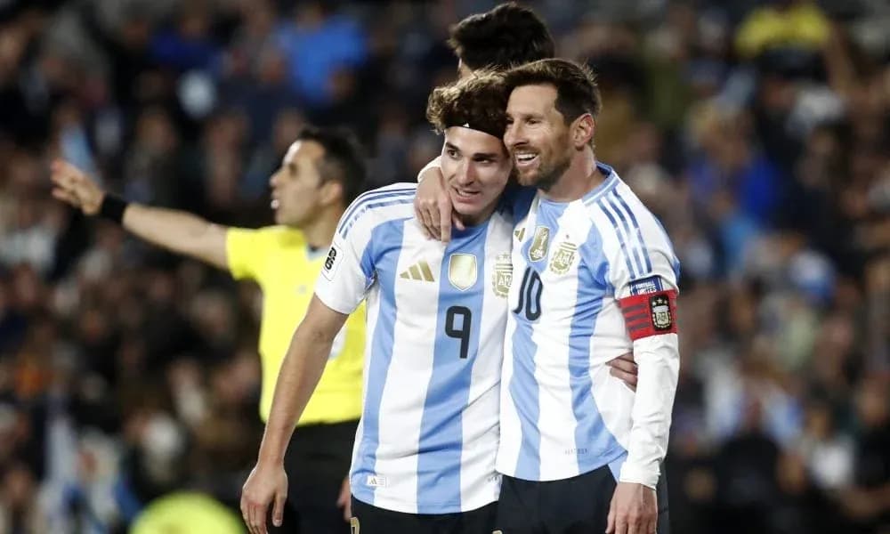 Joueurs argentins célébrant un but ensemble