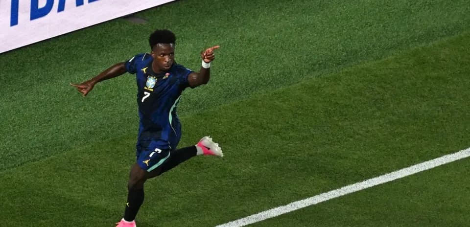 Joueur célébrant un but sur le terrain