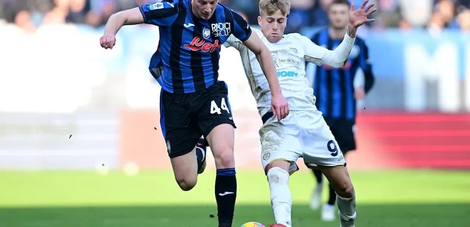 Deux joueurs en compétition pour le ballon