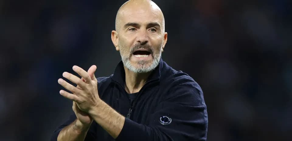 Entraîneur applaudit sur la touche lors du match