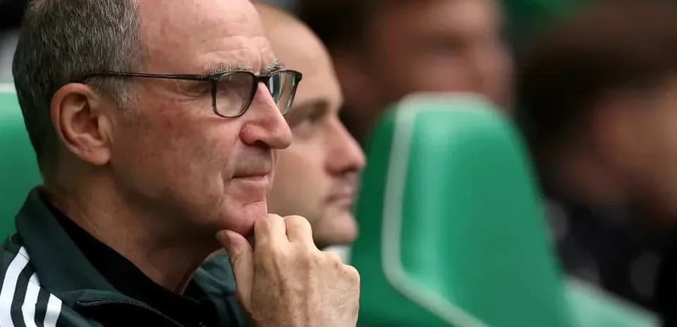 Entraîneur réfléchissant sur le banc de touche