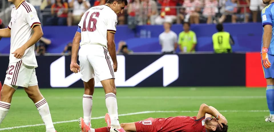 Joueur blessé au sol pendant un match de football
