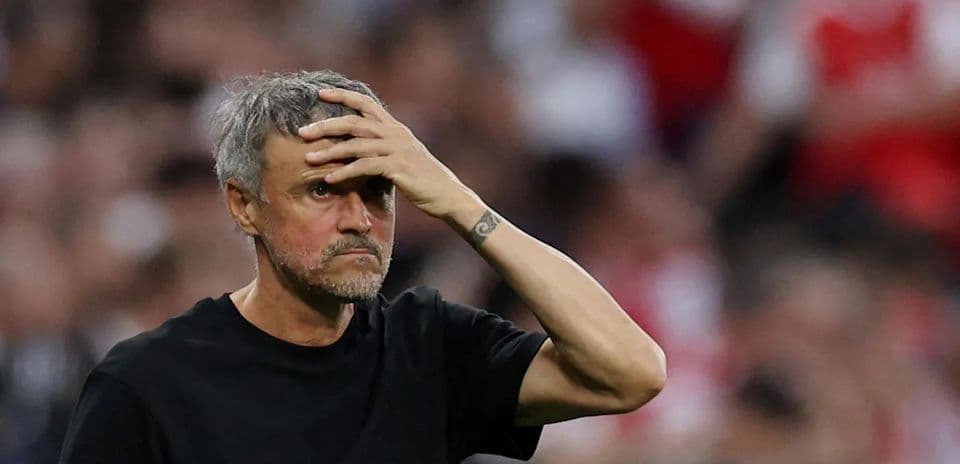 Entraîneur touchant son front pendant le match