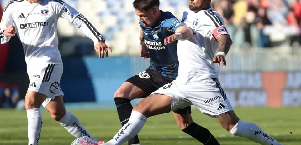 Joueurs de Huachipato et Colo Colo en action