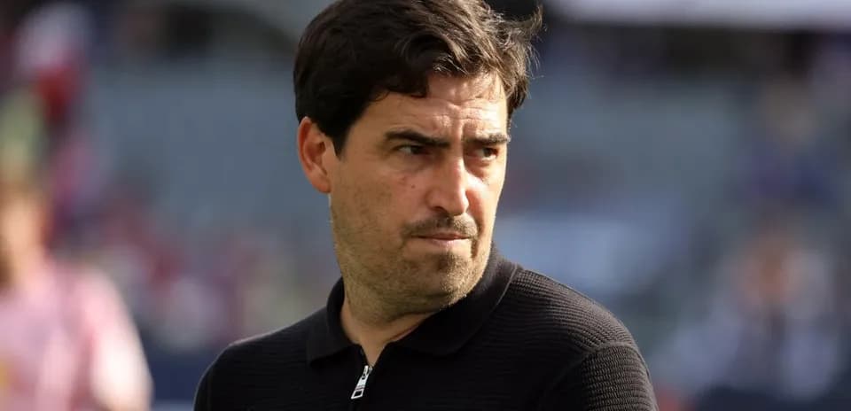 Entraîneur observant le match depuis la ligne de touche