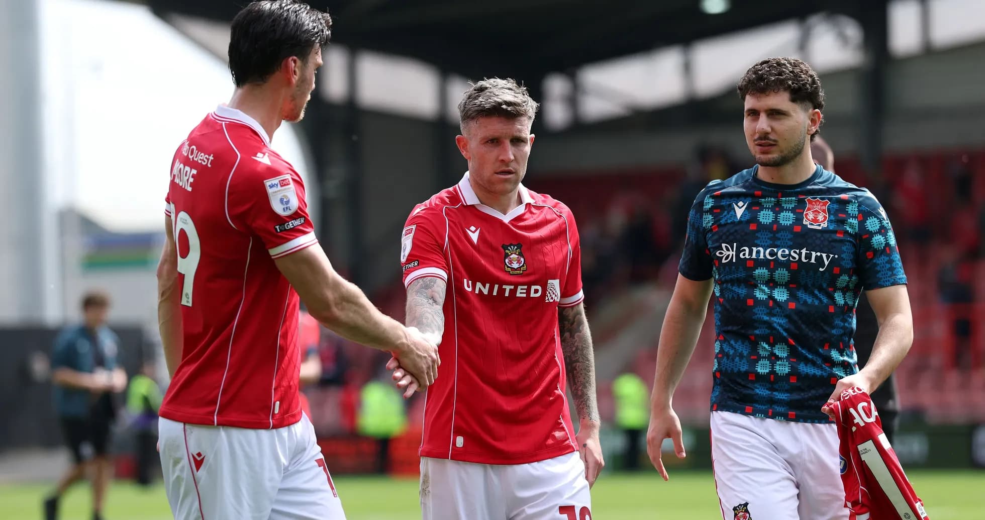 Joueurs de Wrexham se serrant la main après le match