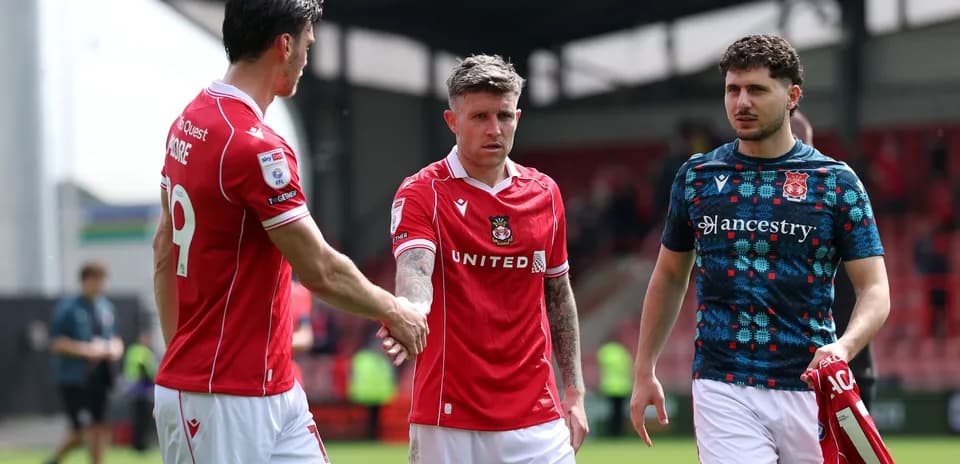 Joueurs de Wrexham se serrant la main après le match