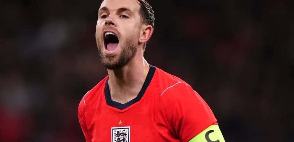 Joueur en maillot rouge d'Angleterre en train de crier
