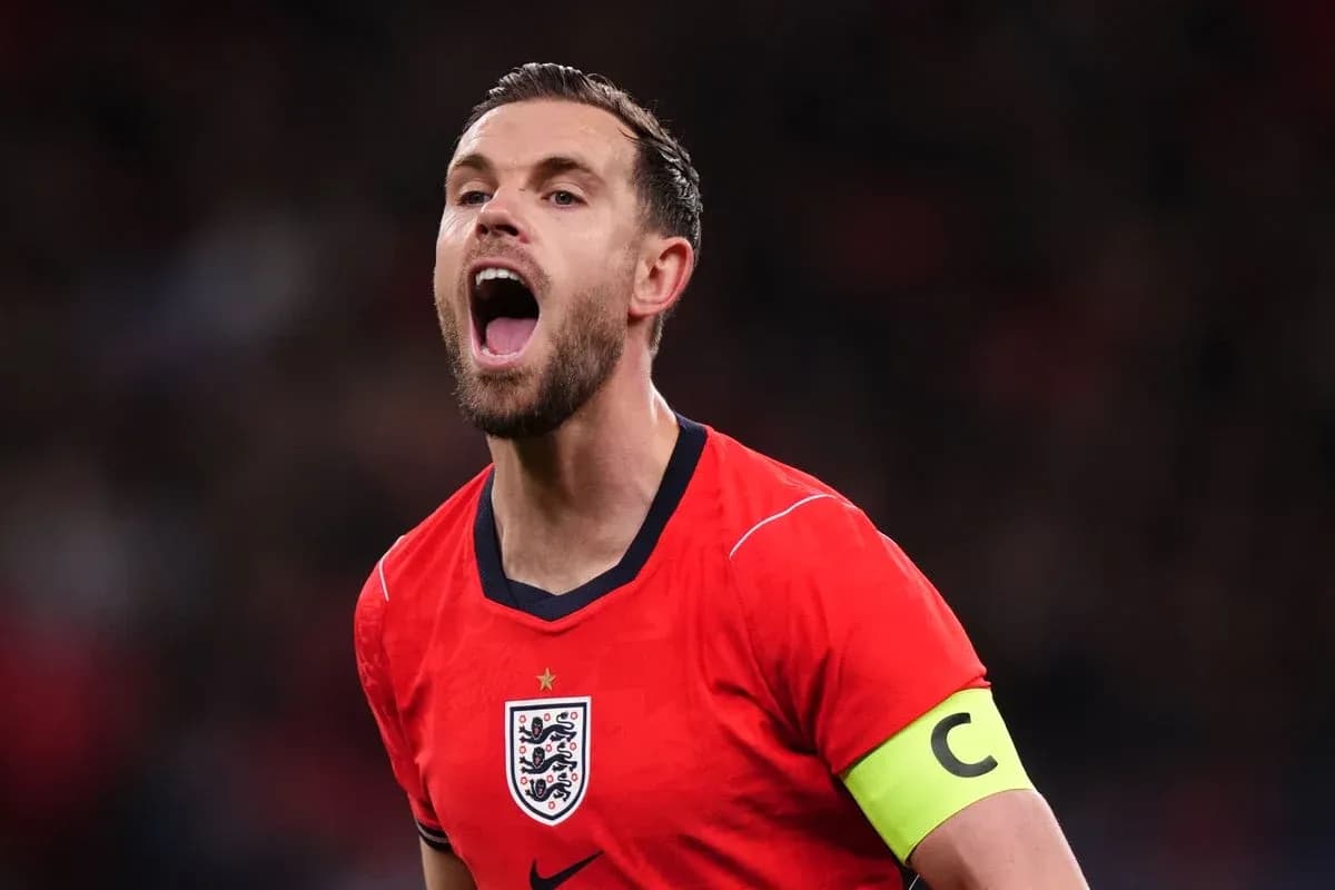 Joueur en maillot rouge d'Angleterre en train de crier