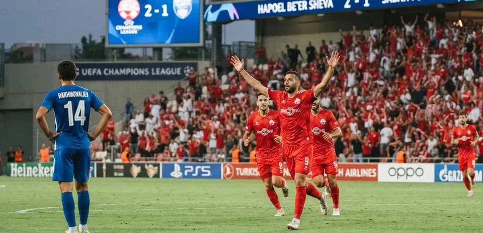 Joueurs de Hapoel Beer Sheva célébrant un but