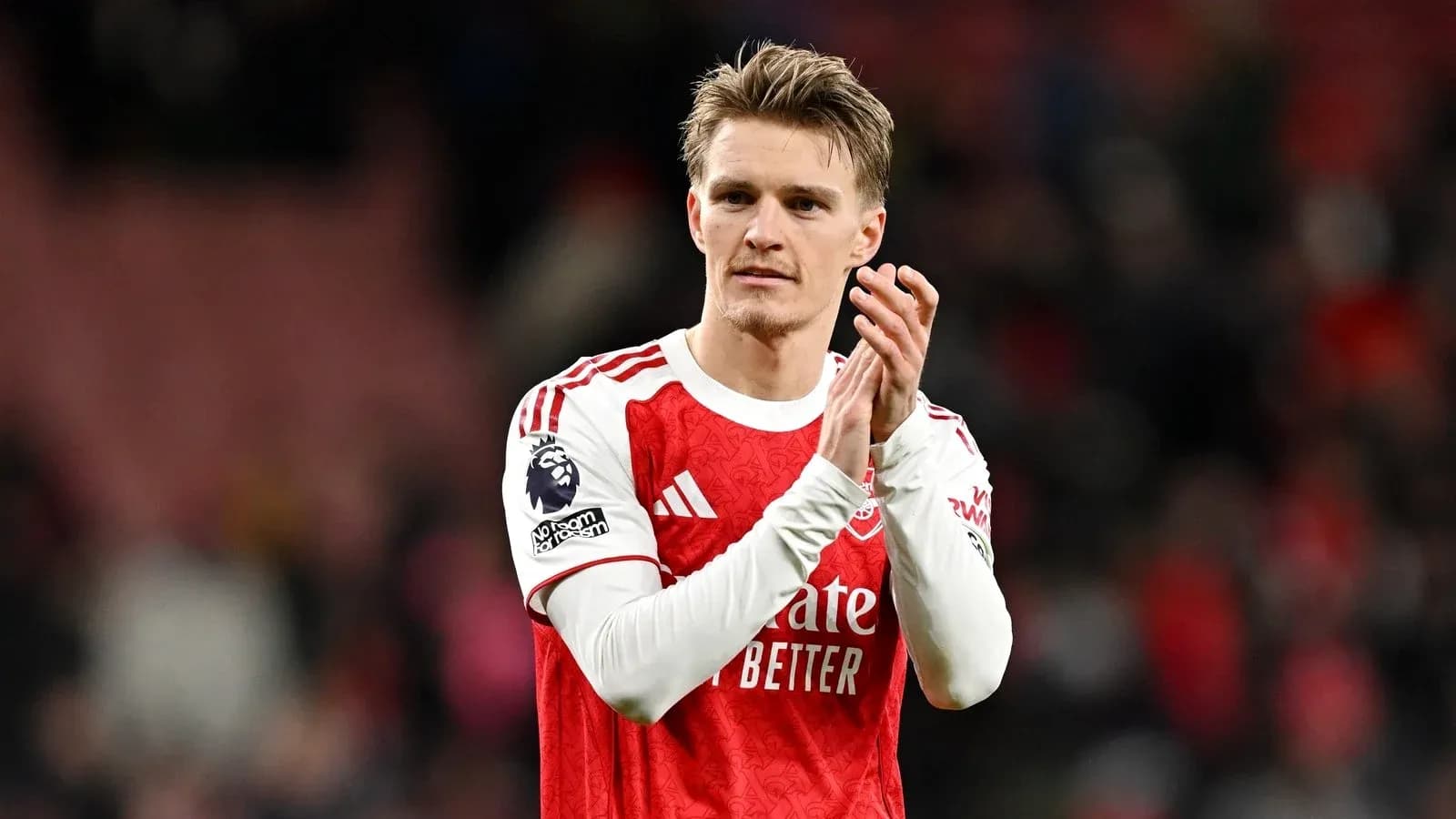 Joueur applaudissant après un match avec Arsenal