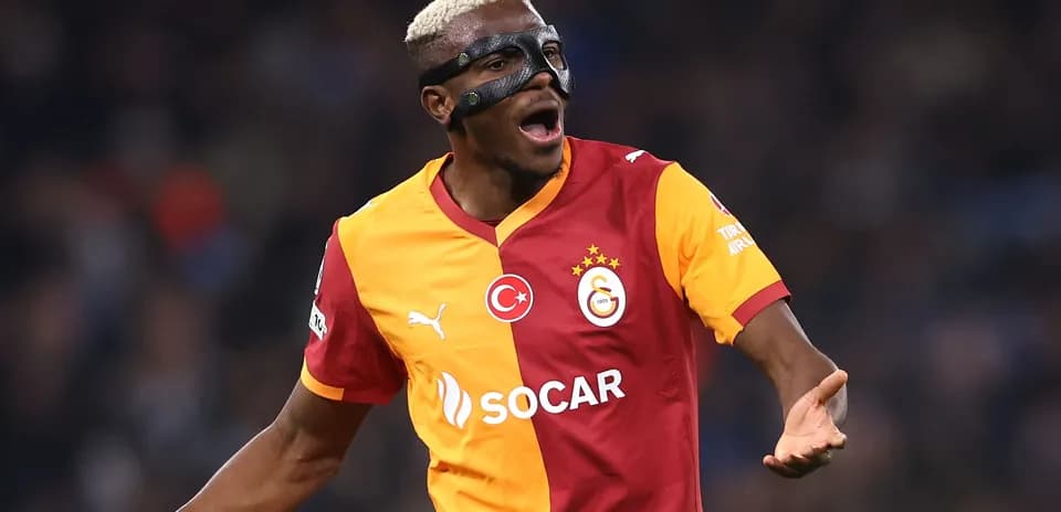 Joueur de Galatasaray célébrant avec un masque facial