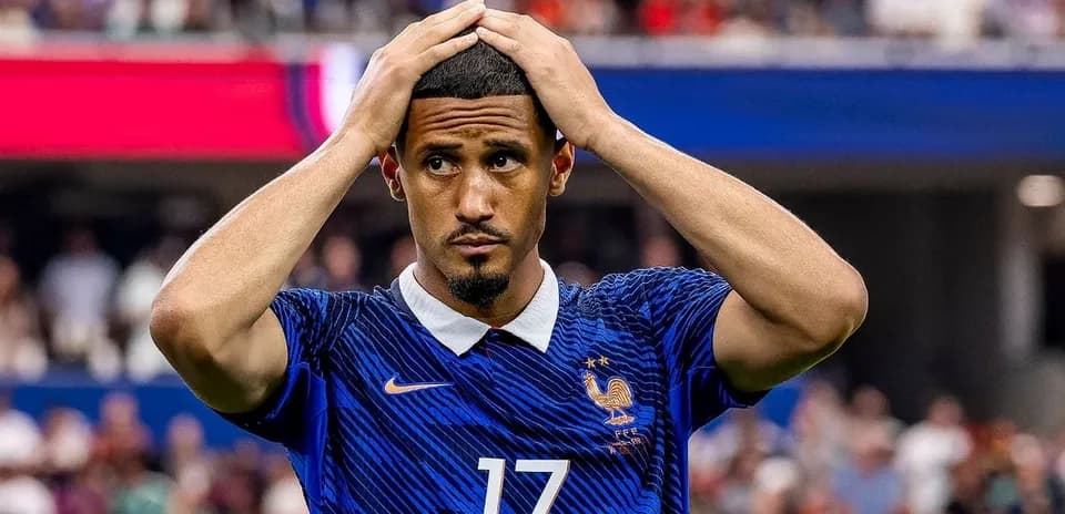 Joueur français avec le maillot bleu, main sur la tête