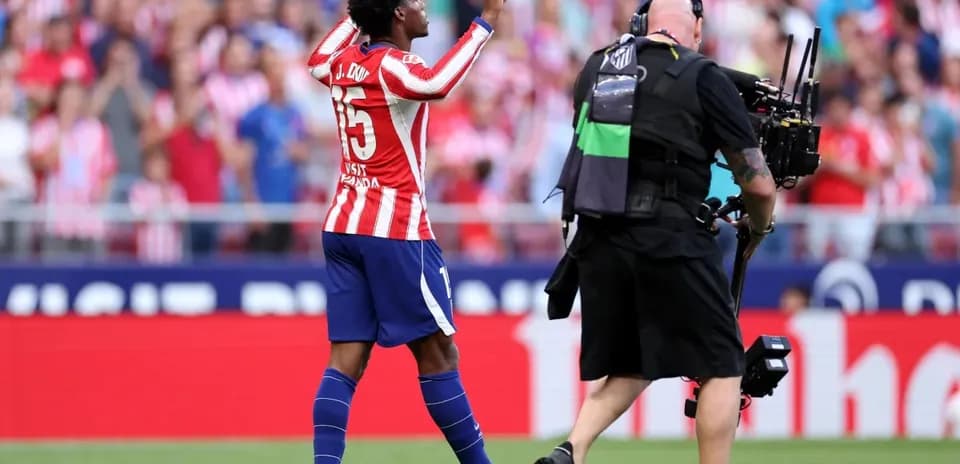 J. Lodi célébrant après un but au stade