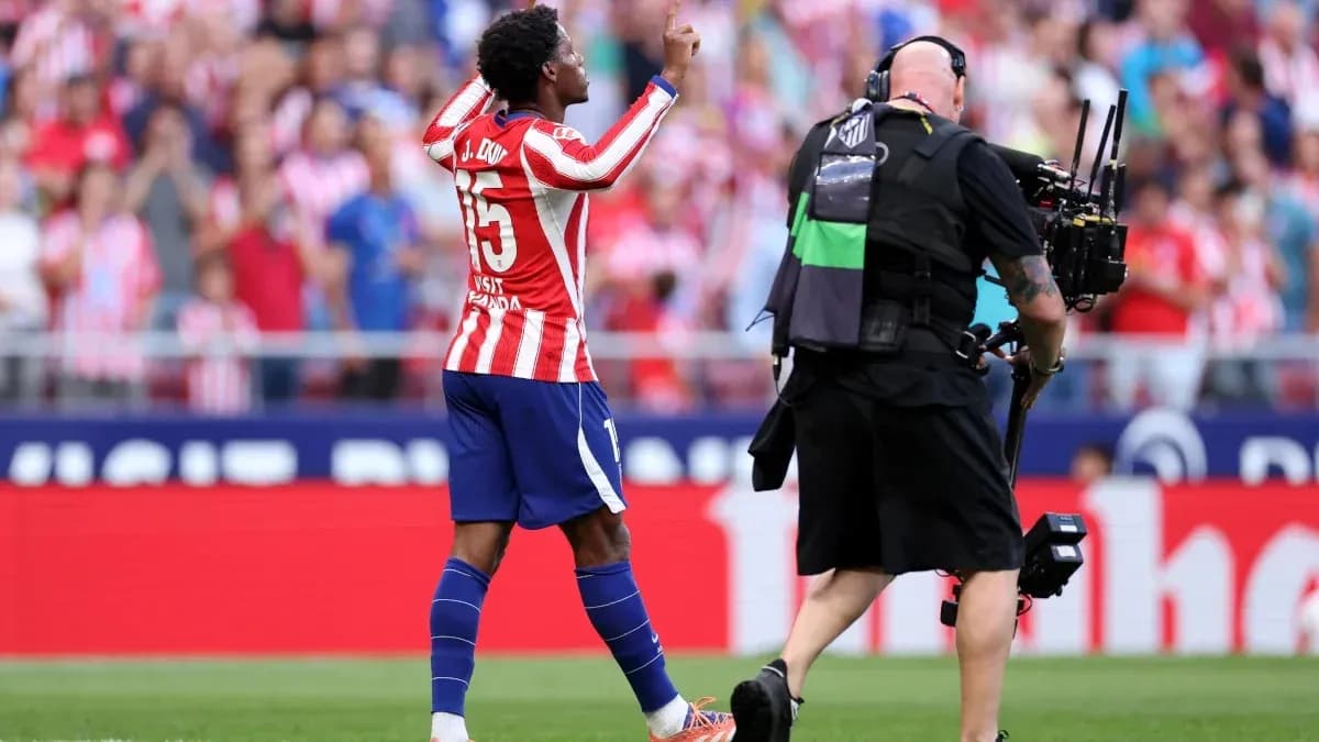 J. Lodi célébrant après un but au stade