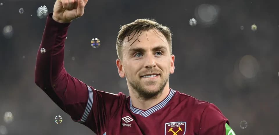 Joueur de West Ham United célébrant avec le poing levé