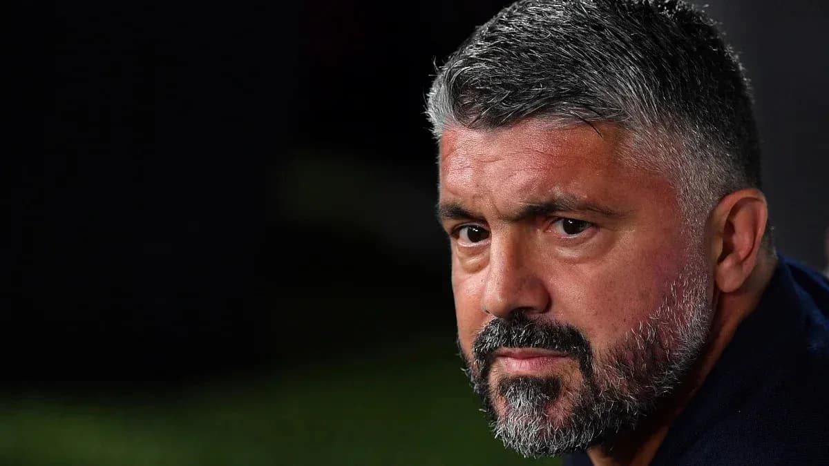 Entraîneur observant le match depuis le banc