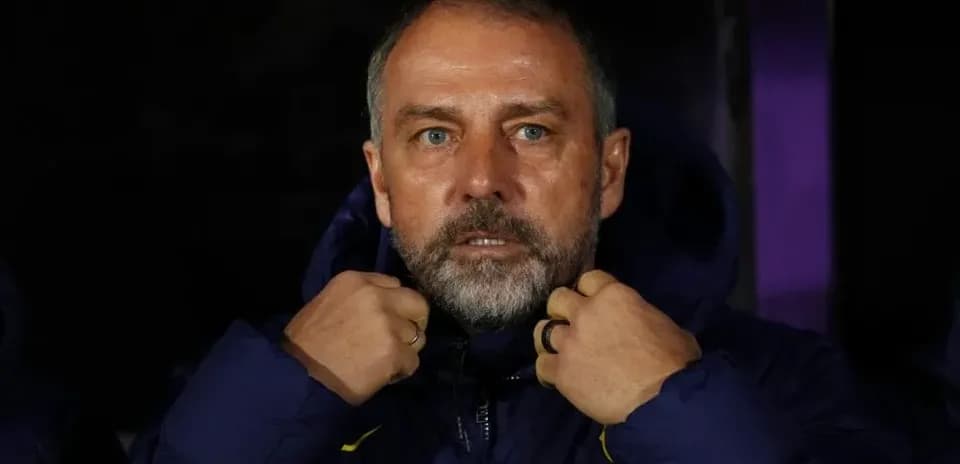 Entraîneur ajustant sa veste sur le banc