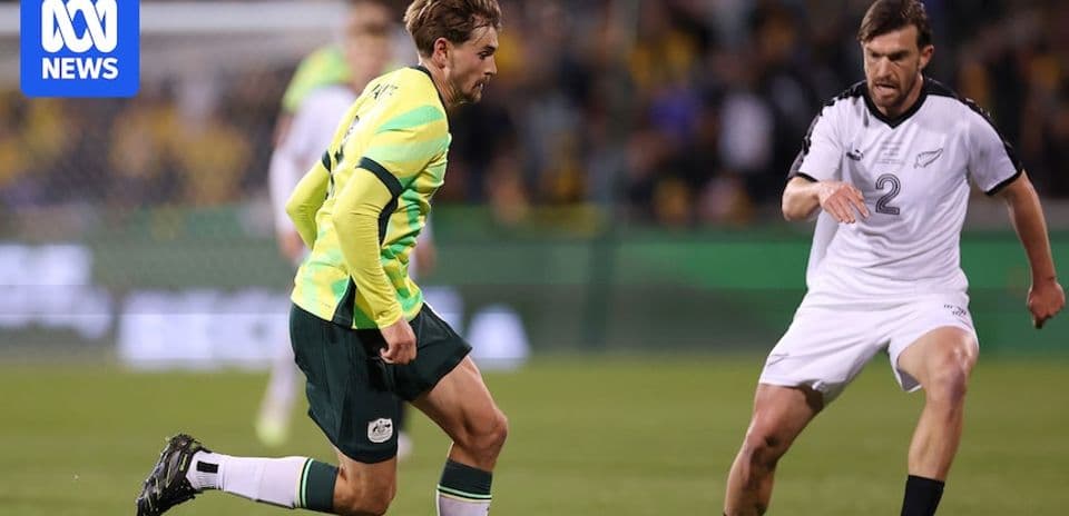 Joueur australien dribblant pendant le match contre la Nouvelle-Zélande