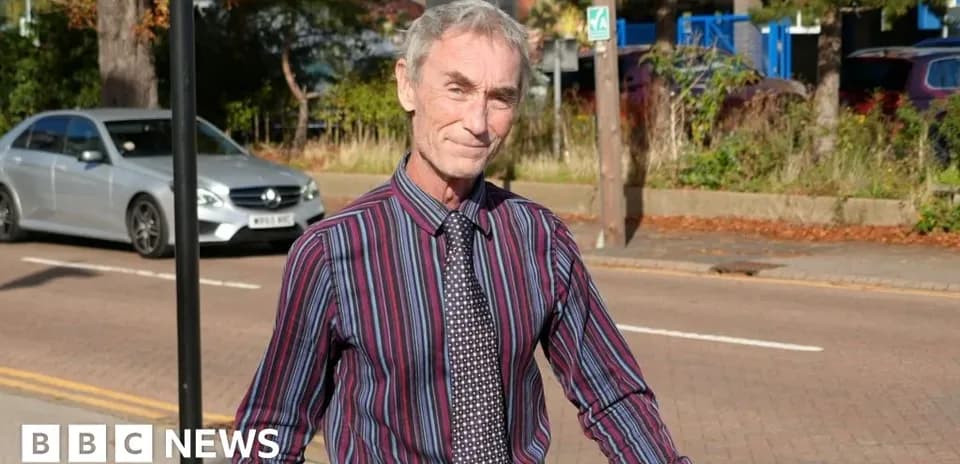 Homme marchant sur le trottoir avec une voiture en arrière-plan
