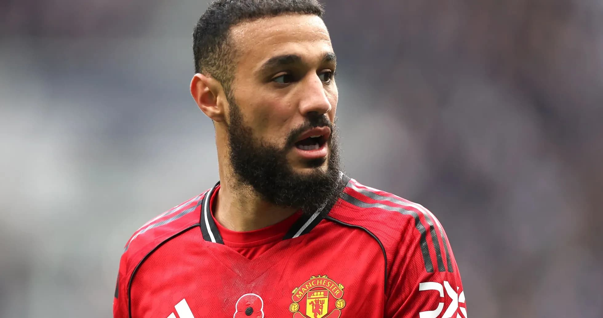 Joueur de Manchester United en maillot rouge sur le terrain