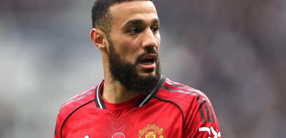 Joueur de Manchester United en maillot rouge sur le terrain