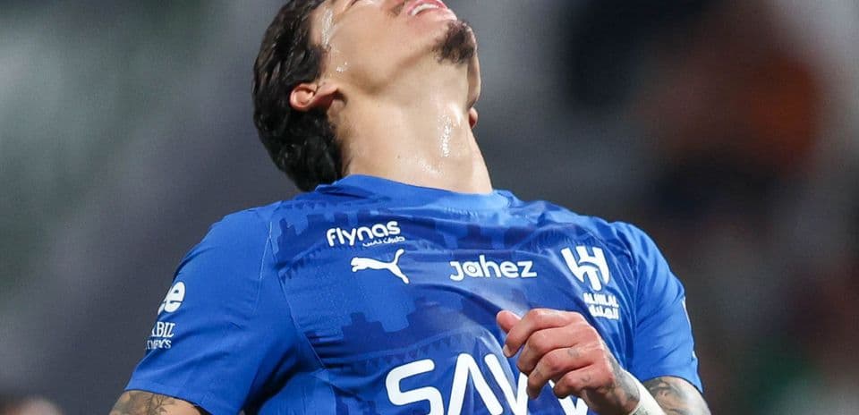 Joueur de football en maillot bleu, les yeux levés