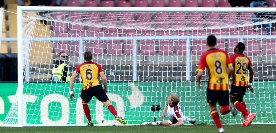 Un joueur de Lecce tire au but contre Genoa