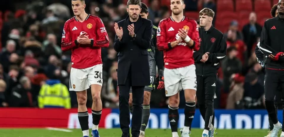 Joueurs de Manchester United applaudissant après le match