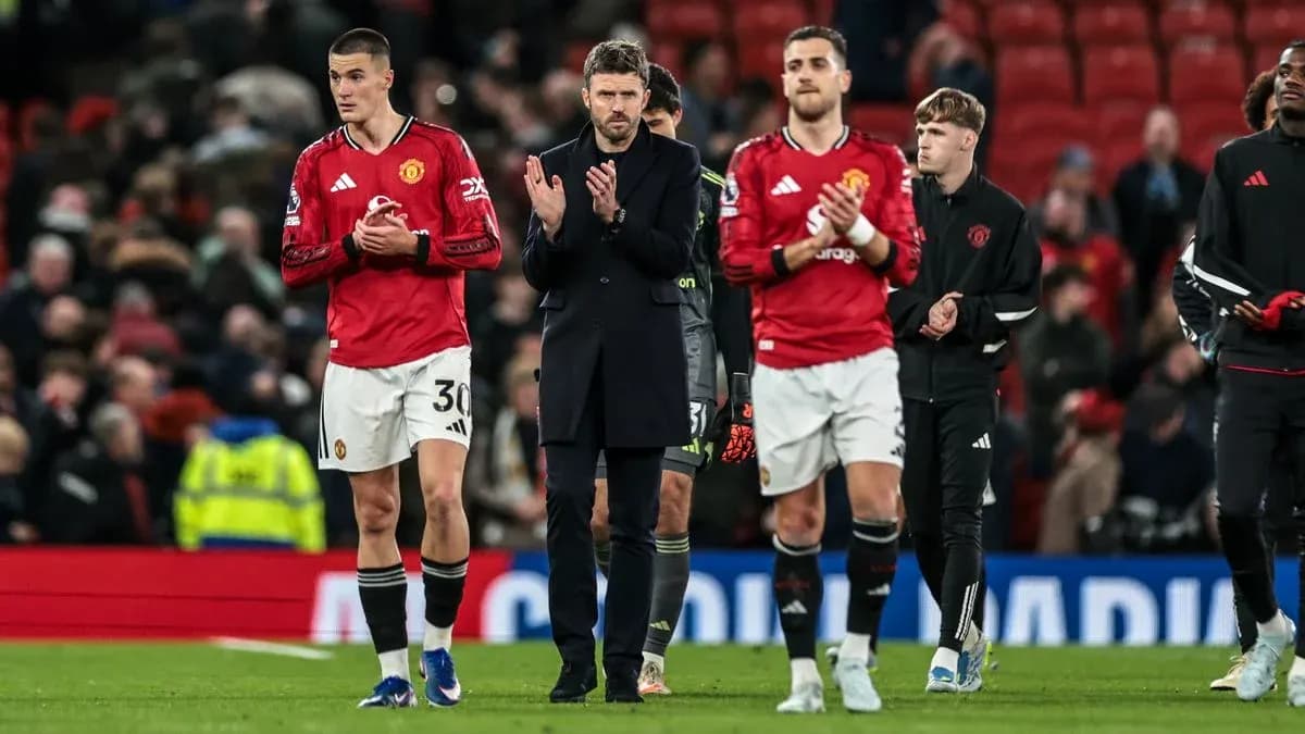 Joueurs de Manchester United applaudissant après le match
