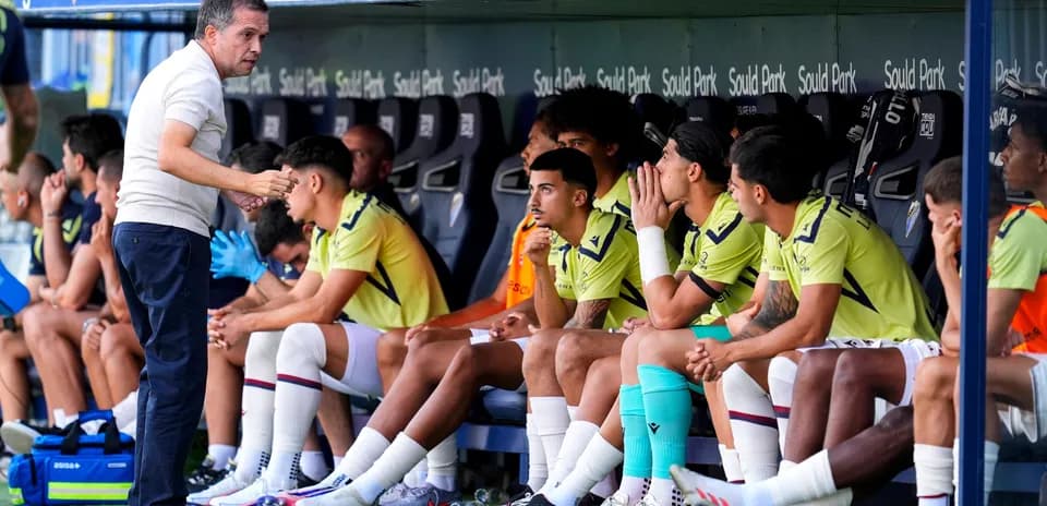 Entraîneur donnant des instructions aux joueurs sur le banc