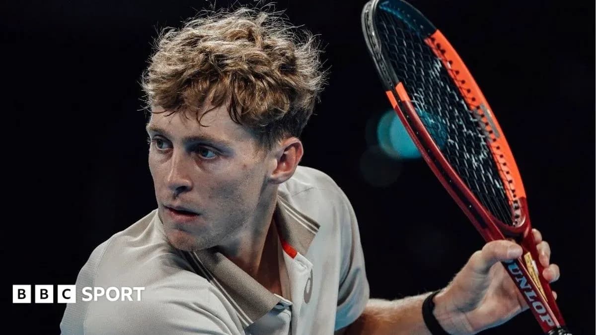 Joueur de tennis se préparant à frapper la balle