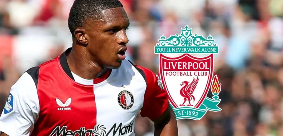 Joueur de Feyenoord en action avec logo de Liverpool