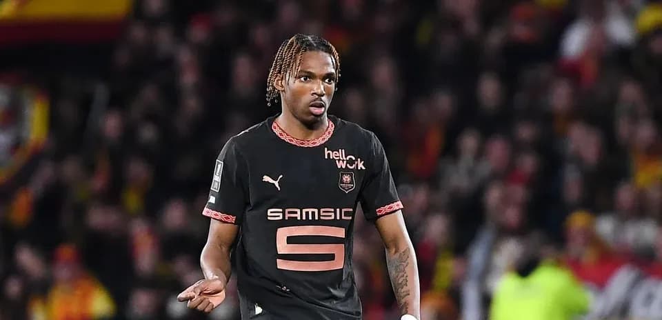 Joueur en action sur le terrain de football