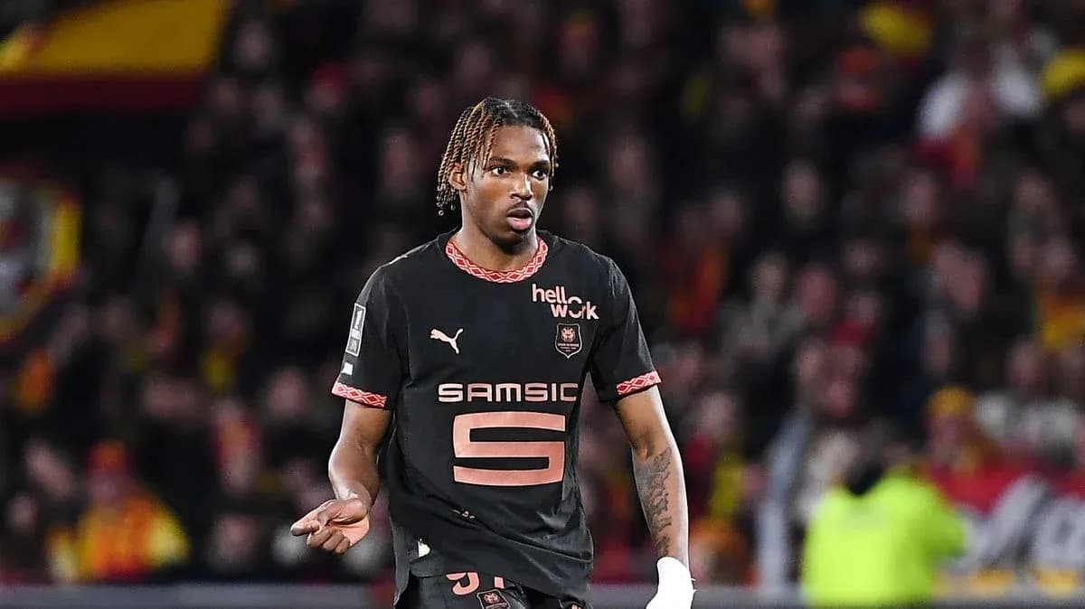 Joueur en action sur le terrain de football