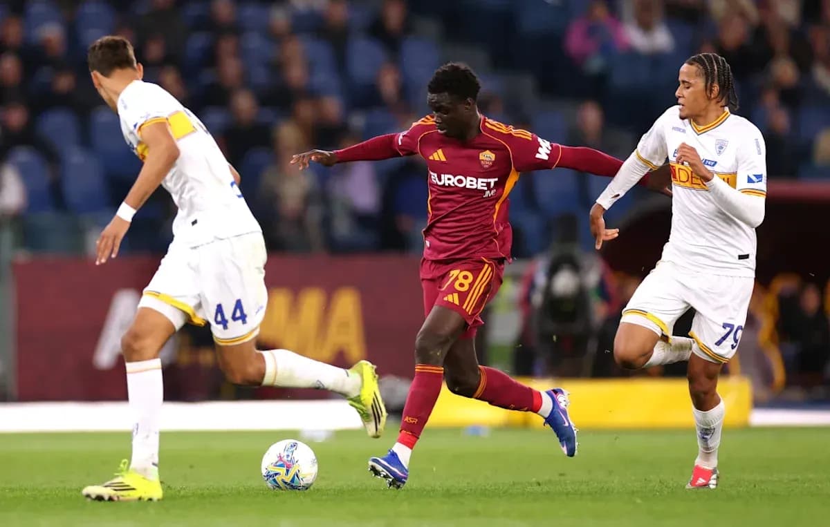 Joueur de l'AS Roma dribblant deux adversaires