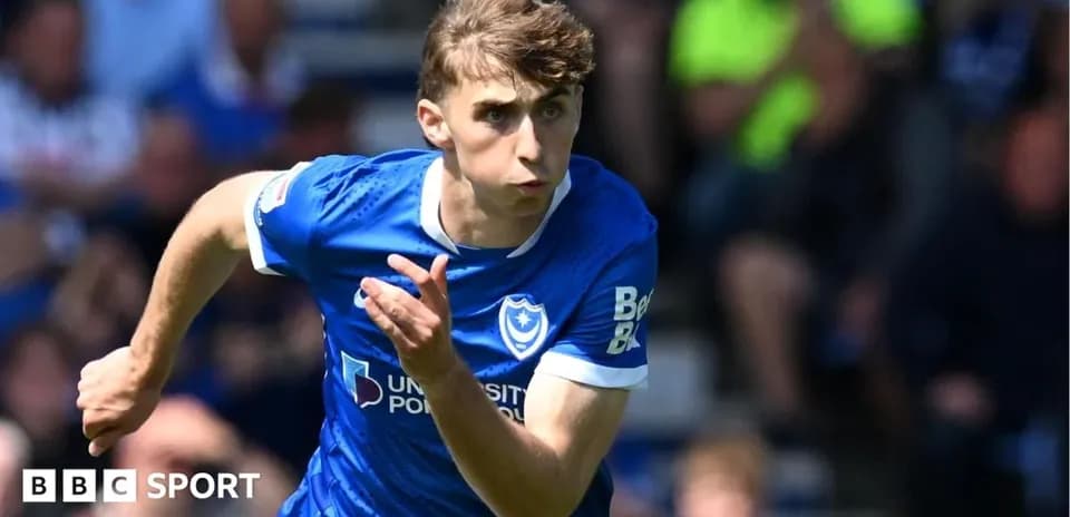 Joueur en course avec le maillot de Portsmouth
