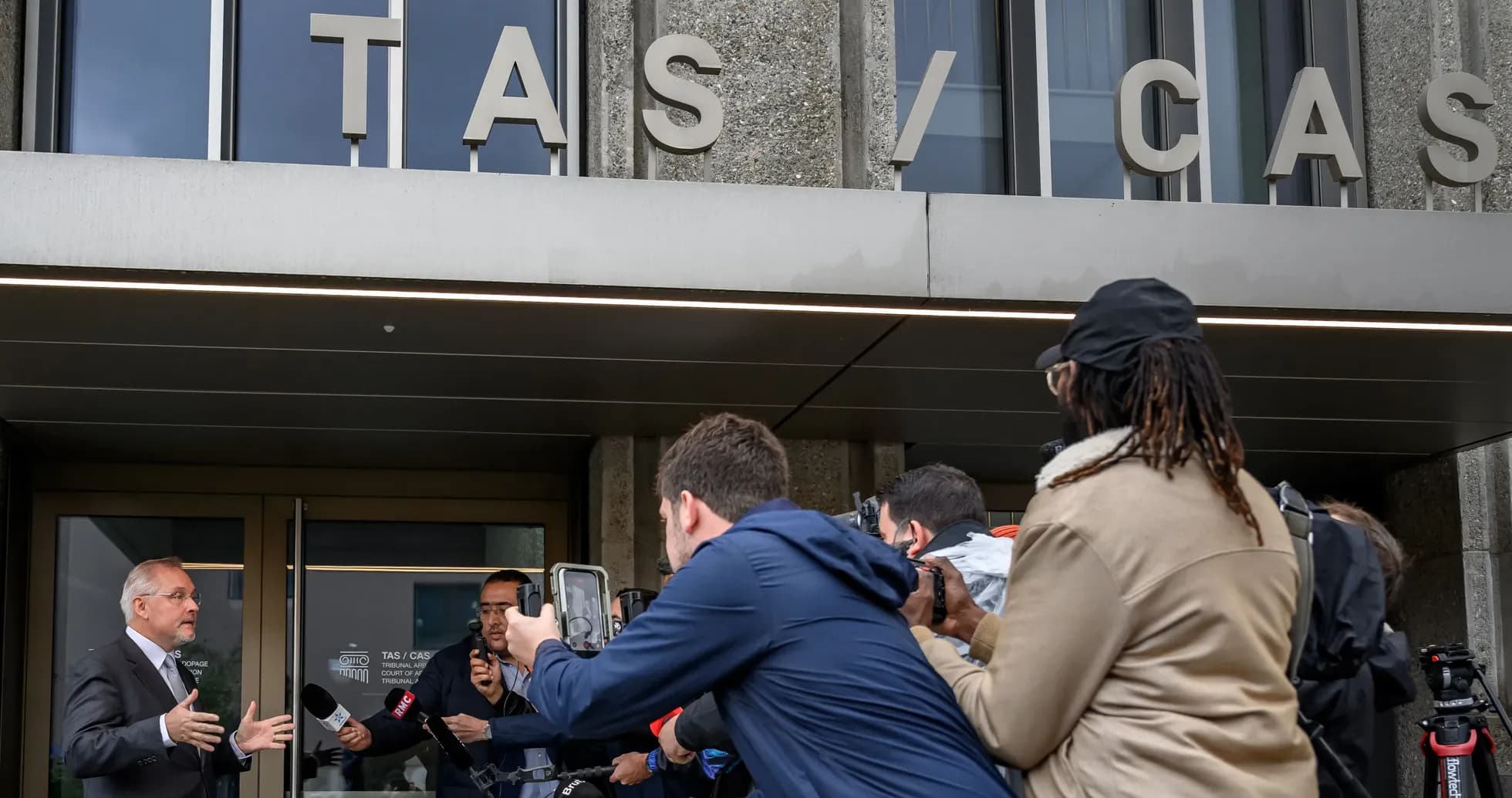 Conférence de presse devant le TAS avec journalistes