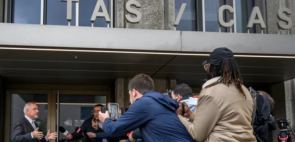 Conférence de presse devant le TAS avec journalistes