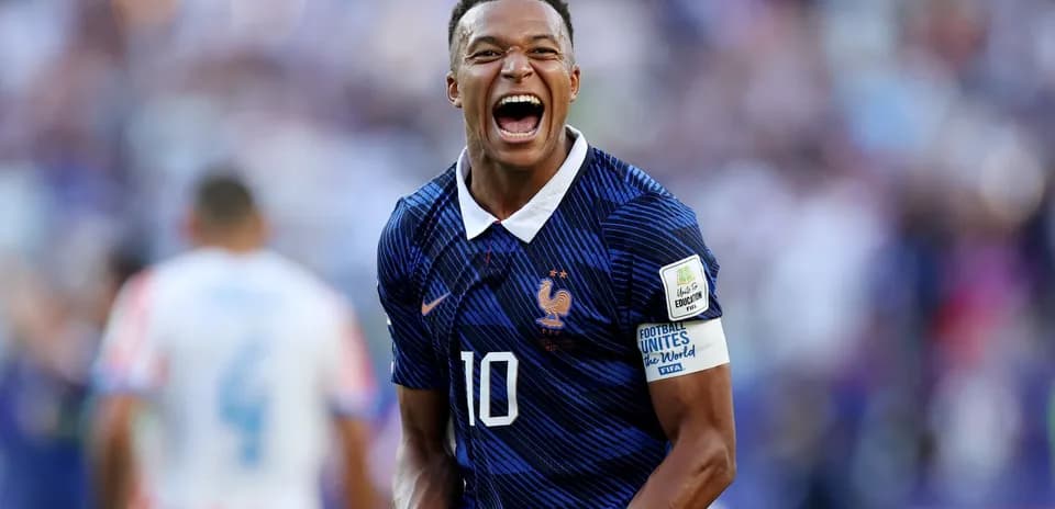 Joueur français célébrant un but sur le terrain