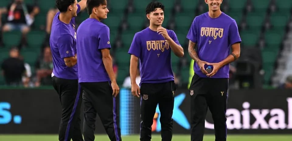 Joueurs en échauffement sur le terrain de football