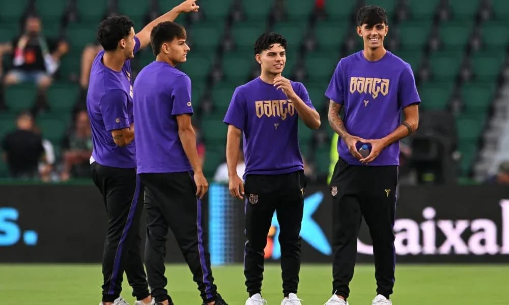 Joueurs en échauffement sur le terrain de football